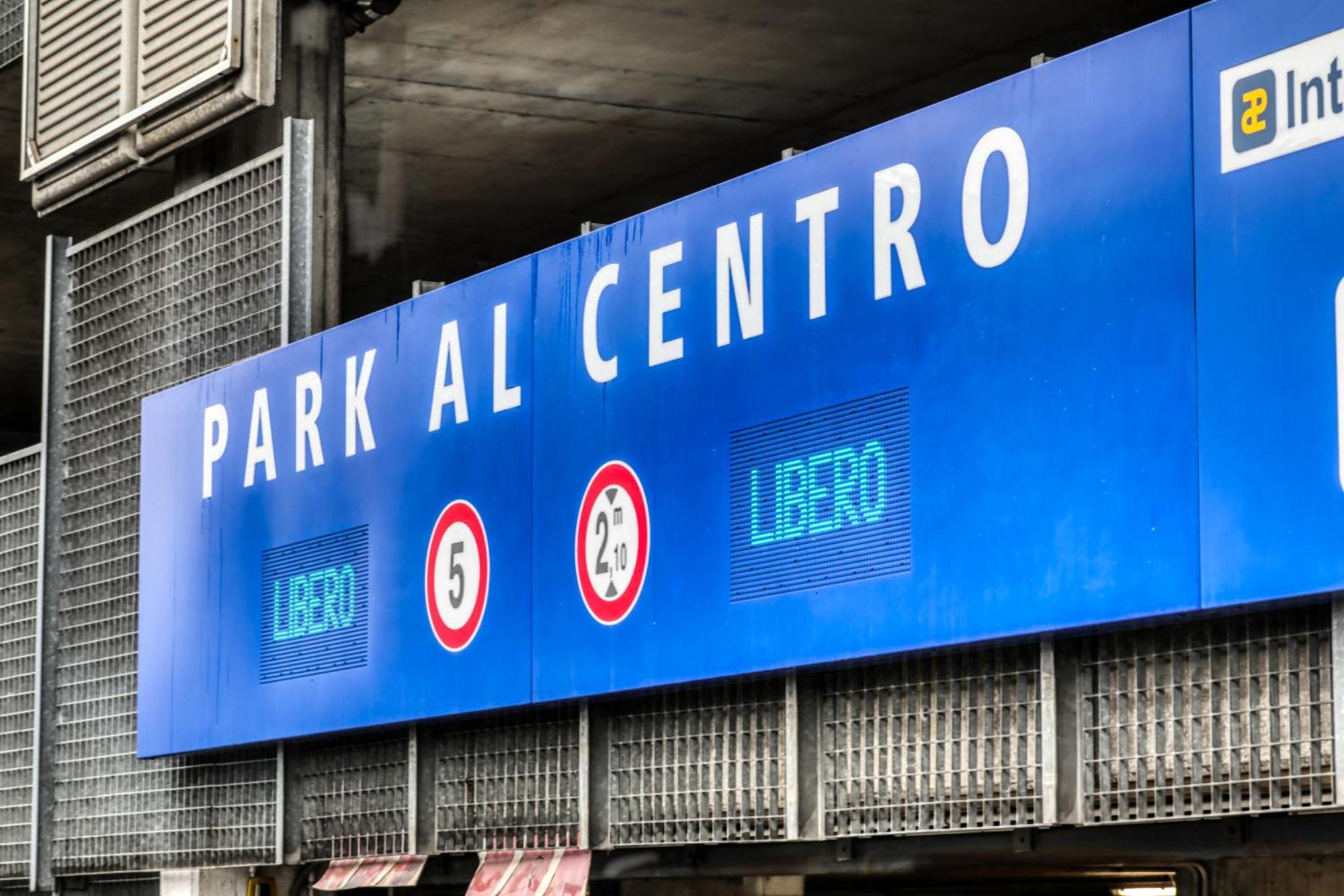 Suite Angolo Alla Stazione - Appartamento Con Terrazzo Panoramico Pavia Bagian luar foto