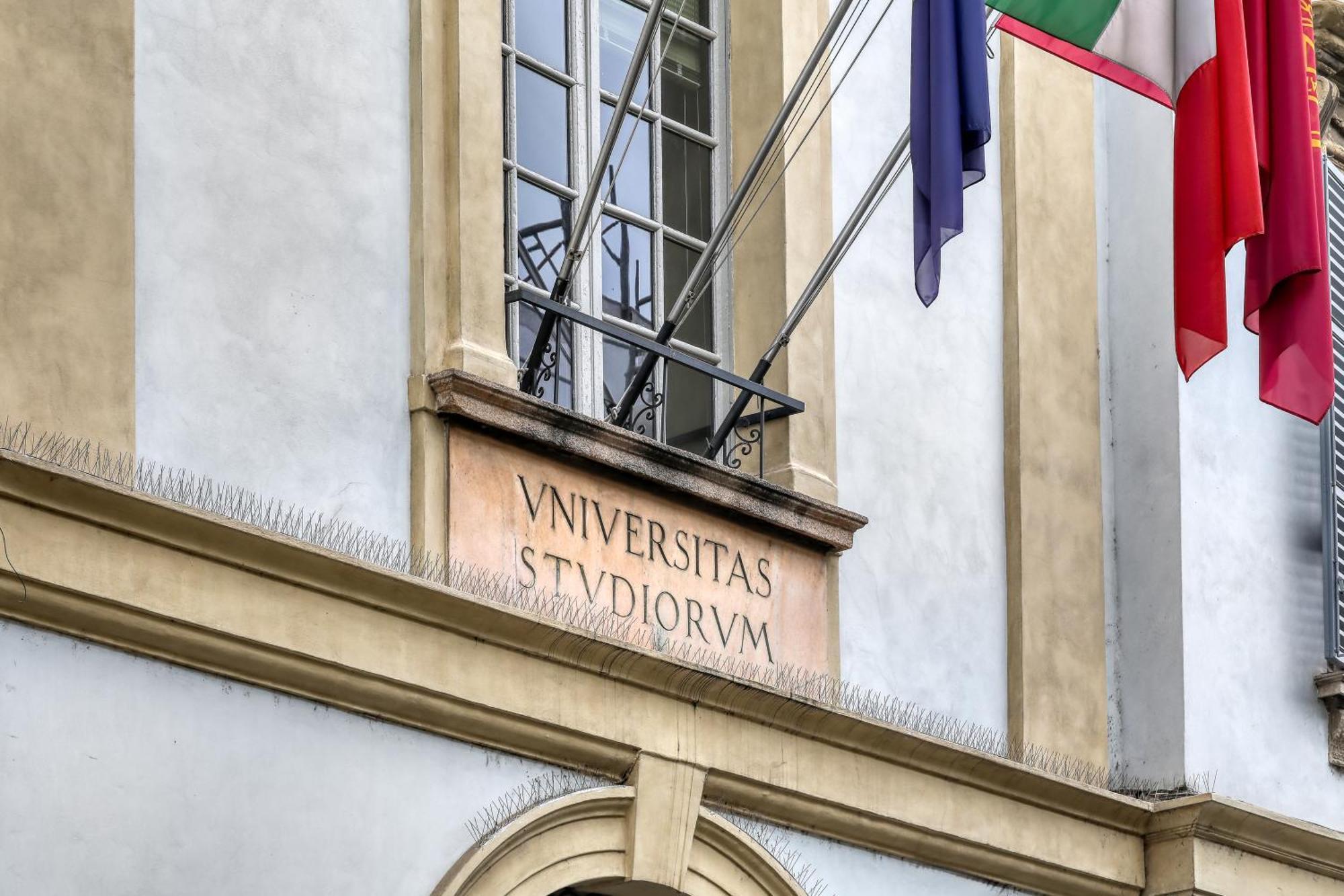 Suite Angolo Alla Stazione - Appartamento Con Terrazzo Panoramico Pavia Bagian luar foto