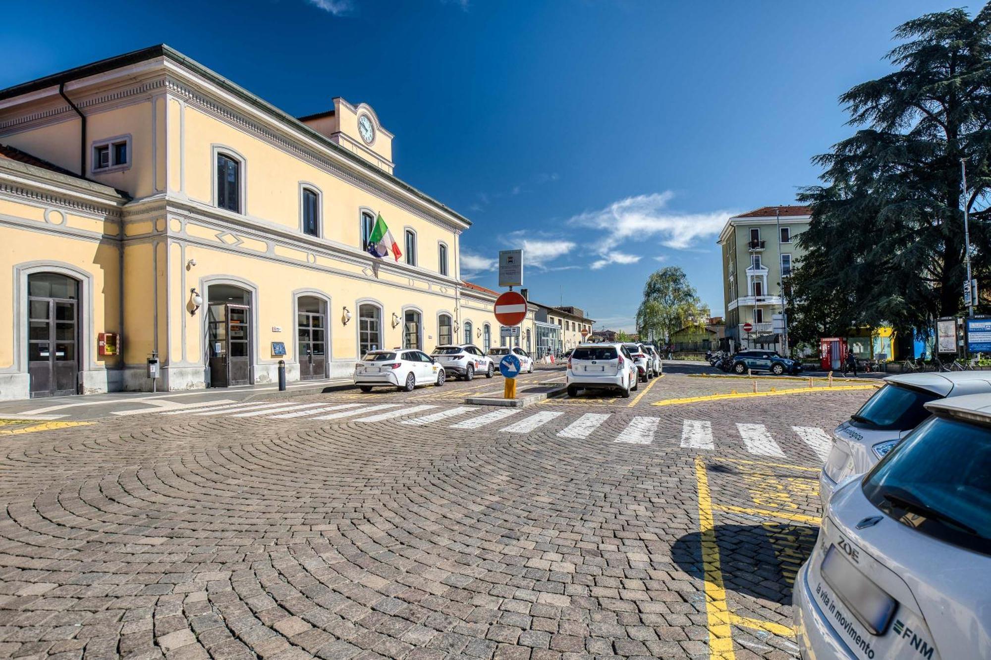 Suite Angolo Alla Stazione - Appartamento Con Terrazzo Panoramico Pavia Bagian luar foto